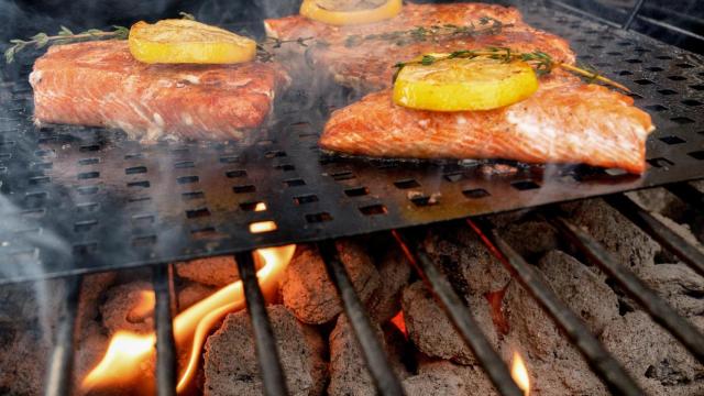 Unos filetes de salmón en una barbacoa