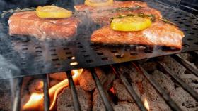 Unos filetes de salmón en una barbacoa