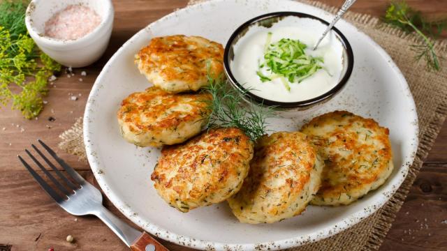 Minihamburguesas de pescado con salsa de yogur