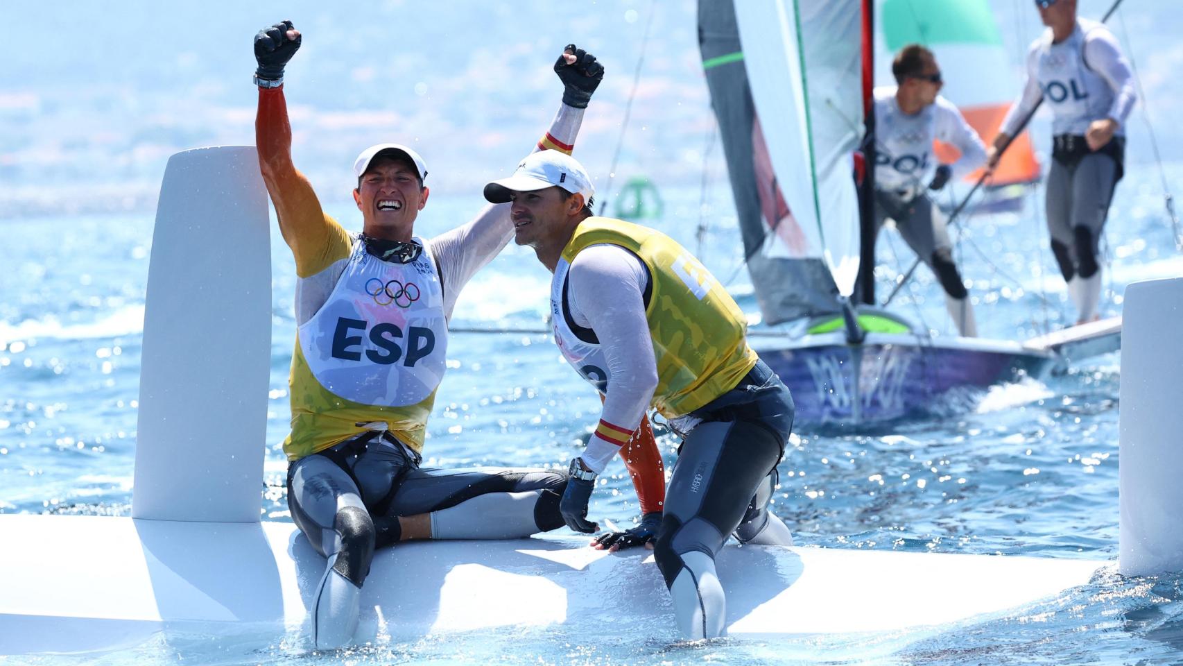 Diego Botín y Florian Trittel celebran su oro en los Juegos Olímpicos de París.