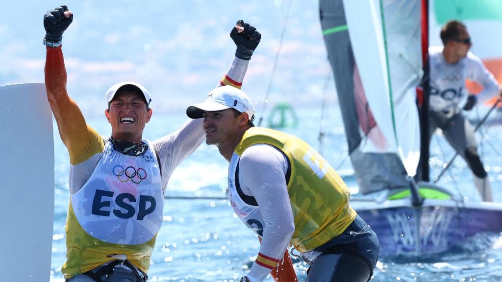 Diego Botín y Florian Trittel celebran su oro en los Juegos Olímpicos de París.