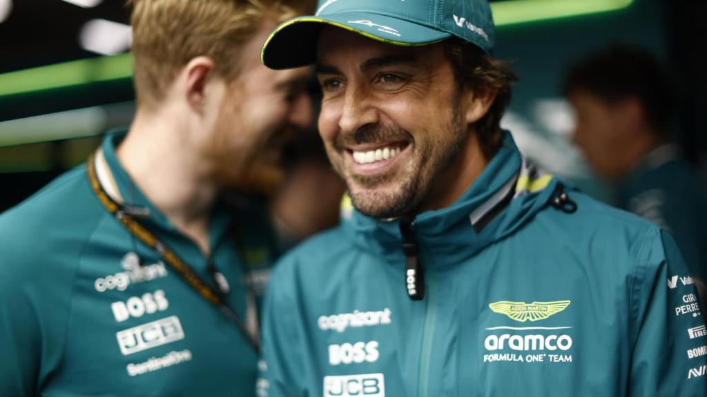Fernando Alonso habla con uno de sus mecánicos en el GP de Bélgica