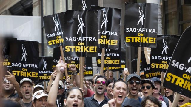 Miembros en huelga de SAG-AFTRA y Writers Guild of America hacen un piquete en la sede de Warner Brothers Discovery. Julio 2023,Foto: Europa Press.