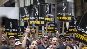 Miembros en huelga de SAG-AFTRA y Writers Guild of America hacen un piquete en la sede de Warner Brothers Discovery. Julio 2023,Foto: Europa Press.