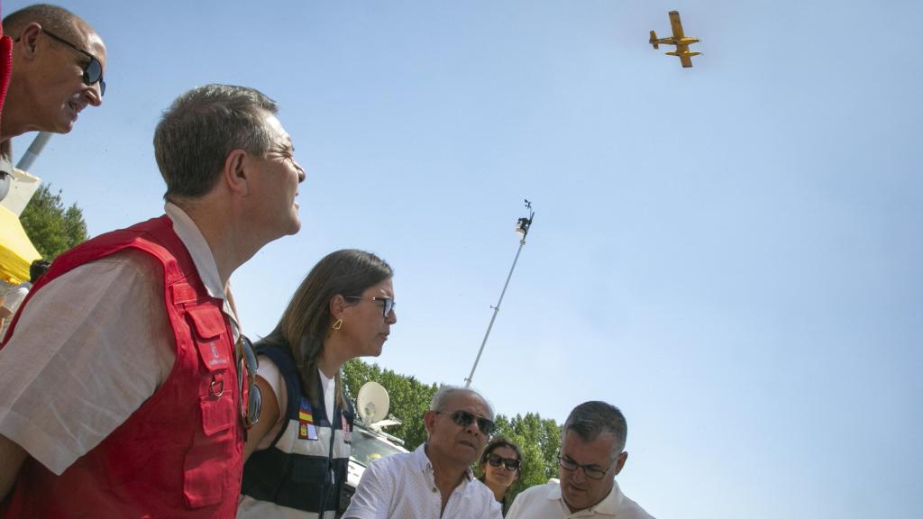 Emiliano García-Page, en una imagen reciente asistiendo a un operativo contra incendios.