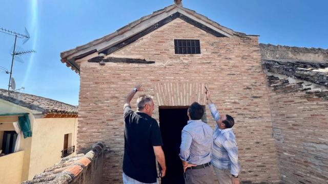 El alcalde de Toledo, Carlos Velázquez, ha visitado la Casa de las Cadenas junto a técnicos municipales.
