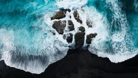 Fotografía aérea de las rompiendo en la isla de Lanzarote.