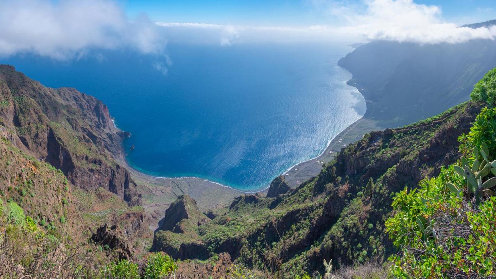 Vista aérea de playas en la isla de El Hierro desde Mirador de Isora, Islas Canarias, España.