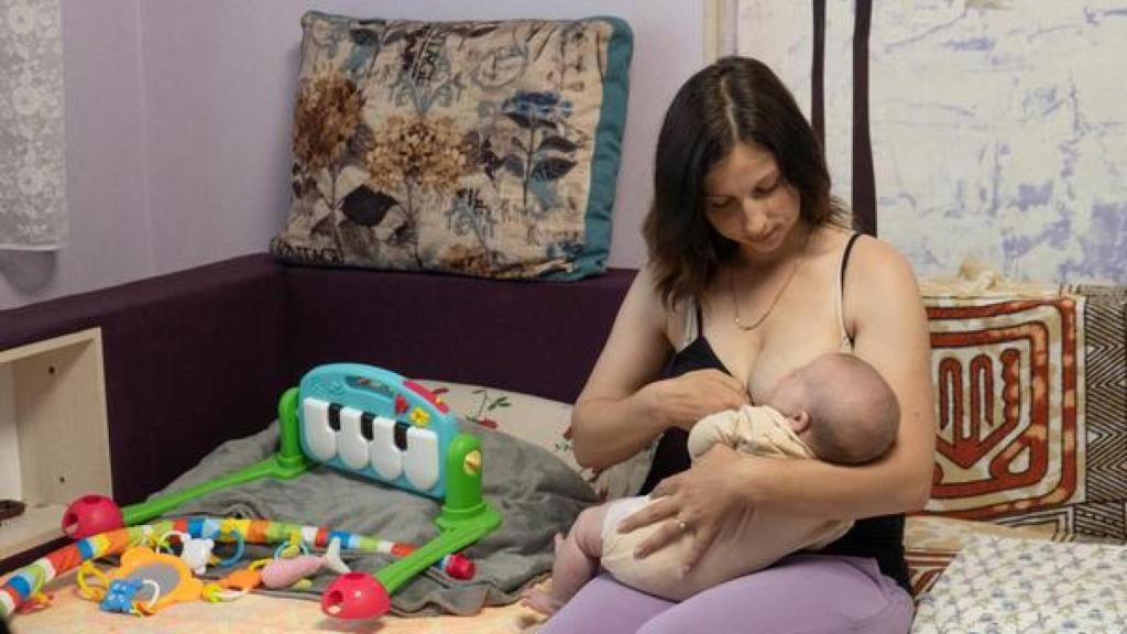 Julia en Pavlogrado, Ucrania, amamantado a su bebé.