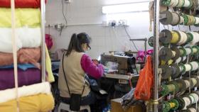 Una trabajadora en Sham Shun Po Fabric Market.