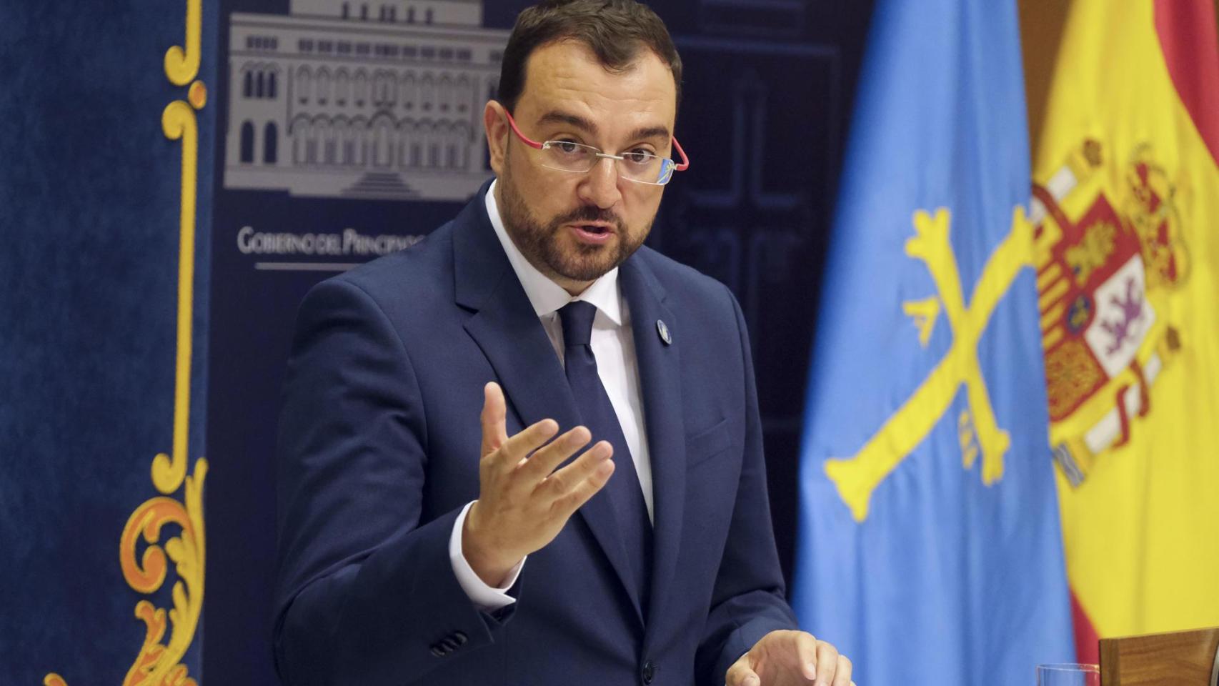 El presidente de Asturias, Adrián Barbón, en rueda de prensa.