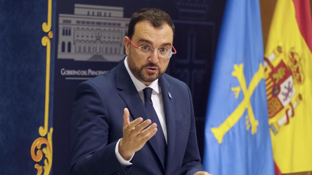 El presidente de Asturias, Adrián Barbón, en rueda de prensa.