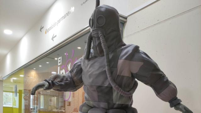 Escultura de el buzo del Pisuerga expuesto en el Museo de la Ciencia en una exposición temporal.