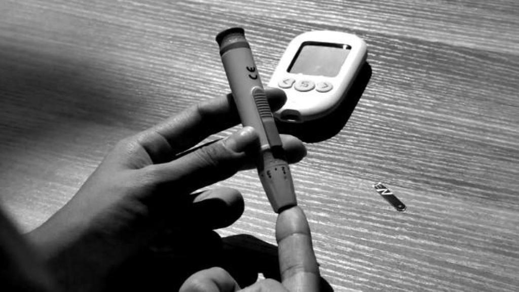 Una persona pinchándose para medir la glucosa.