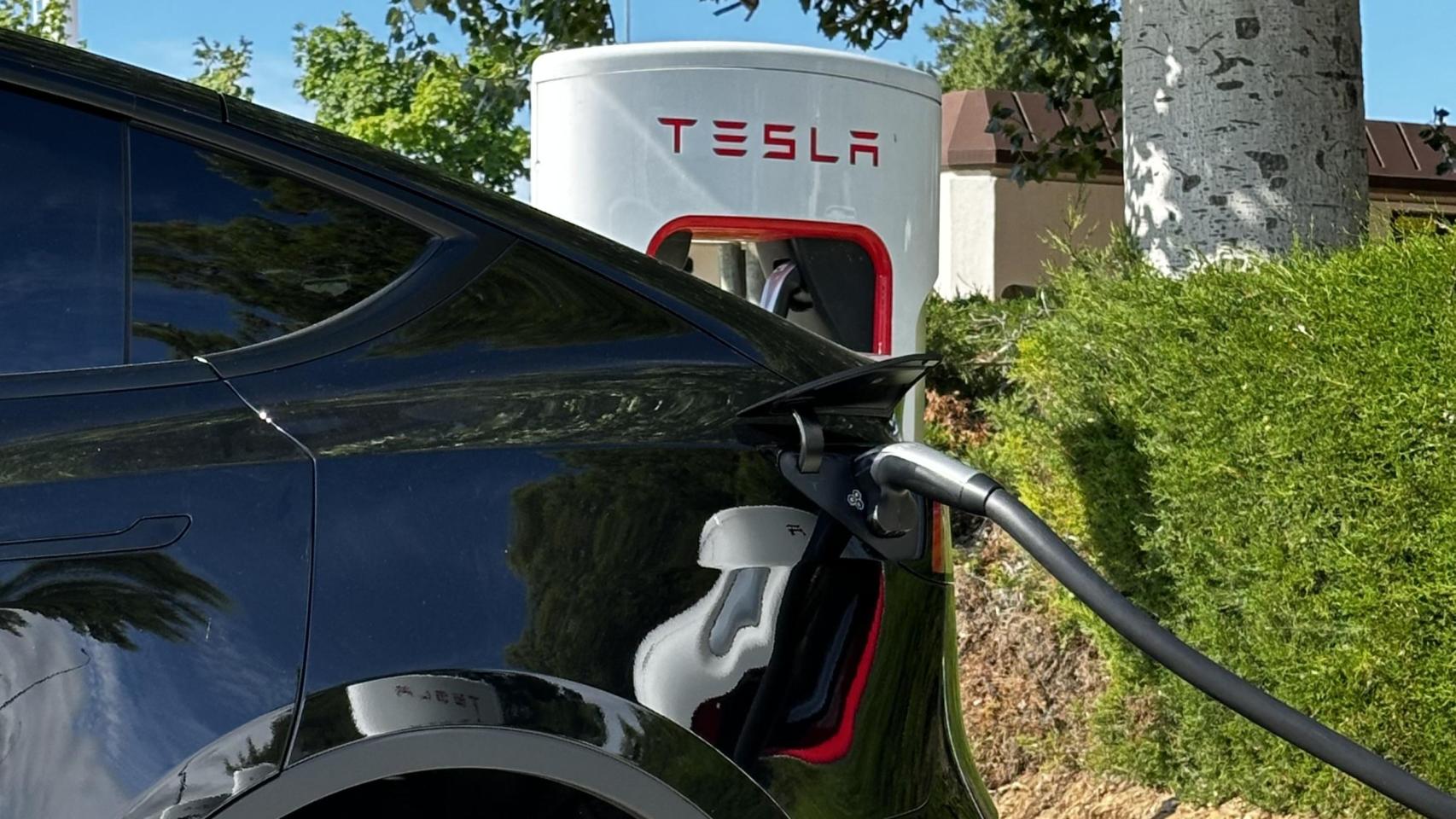 Imagen del Tesla Model Y en un punto de recarga.