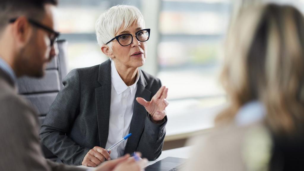 Mujer de mayor edad en el trabajo.