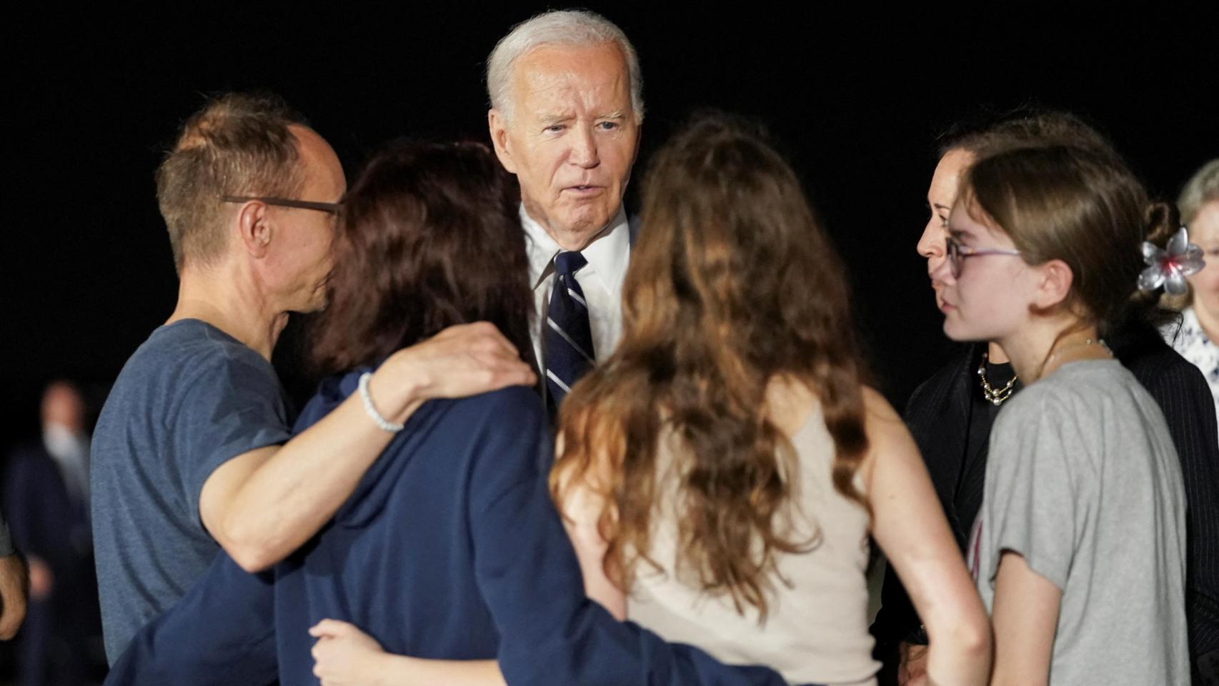 El presidente de Estados Unidos, Joe Biden, junto a varios de los liberados y sus familiares, este jueves en Maryland, Estados Unidos.