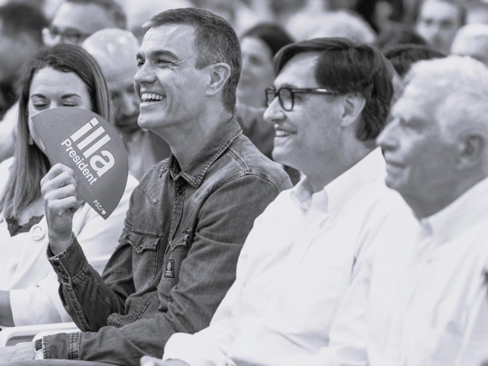 Pedro Sánchez y Salvador Illa, en una imagen de archivo durante la campaña electoral catalana.