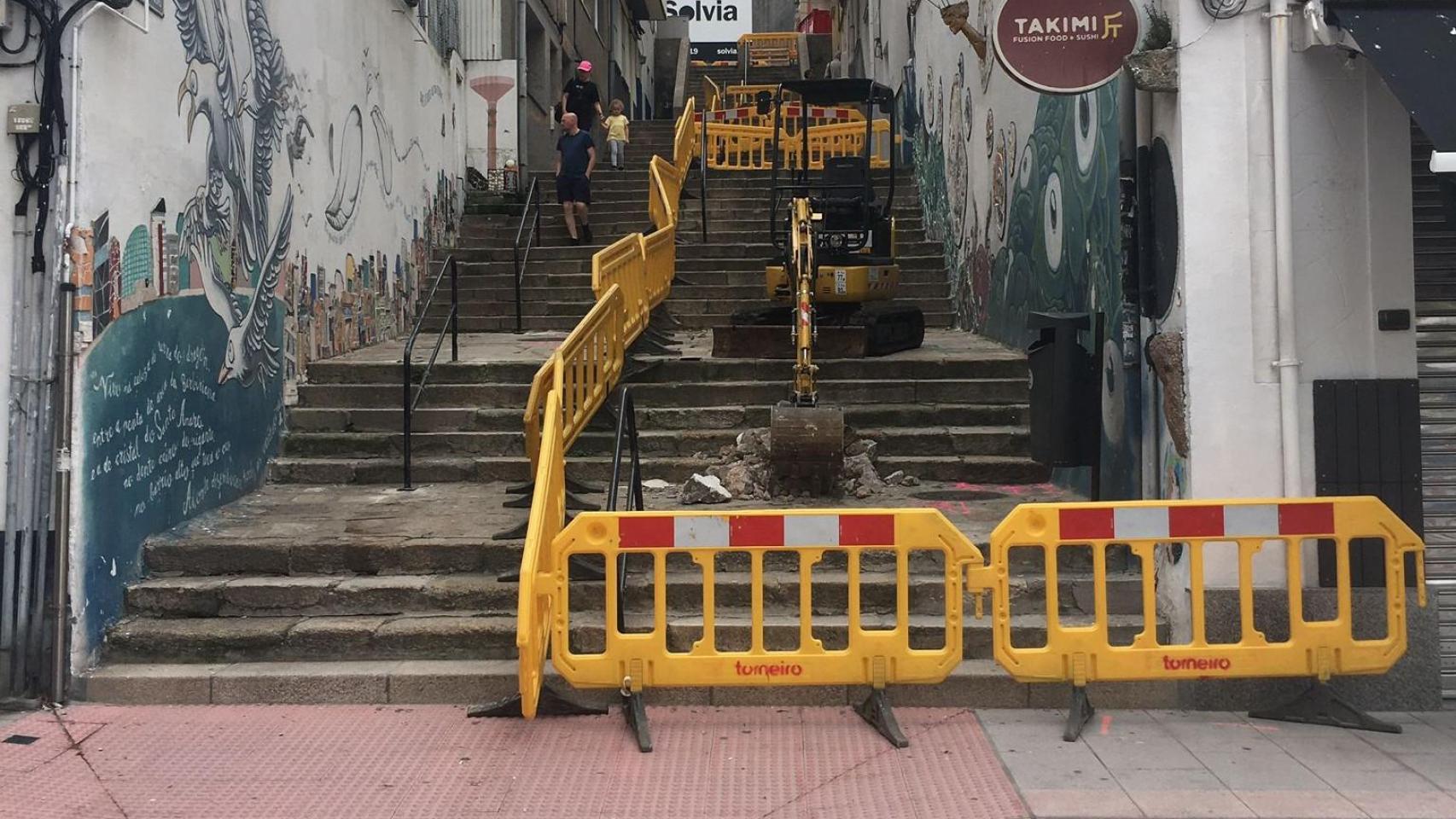 Obras, esta mañana, en la escalinata entre Adelaida Muro y Ángel Rebollo.