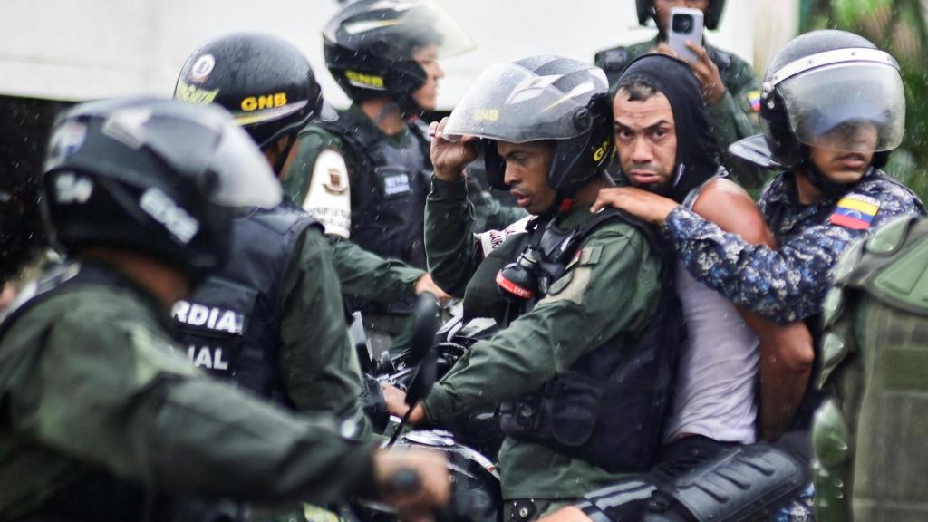 Uno de los detenidos durante las protestas contra Maduro.