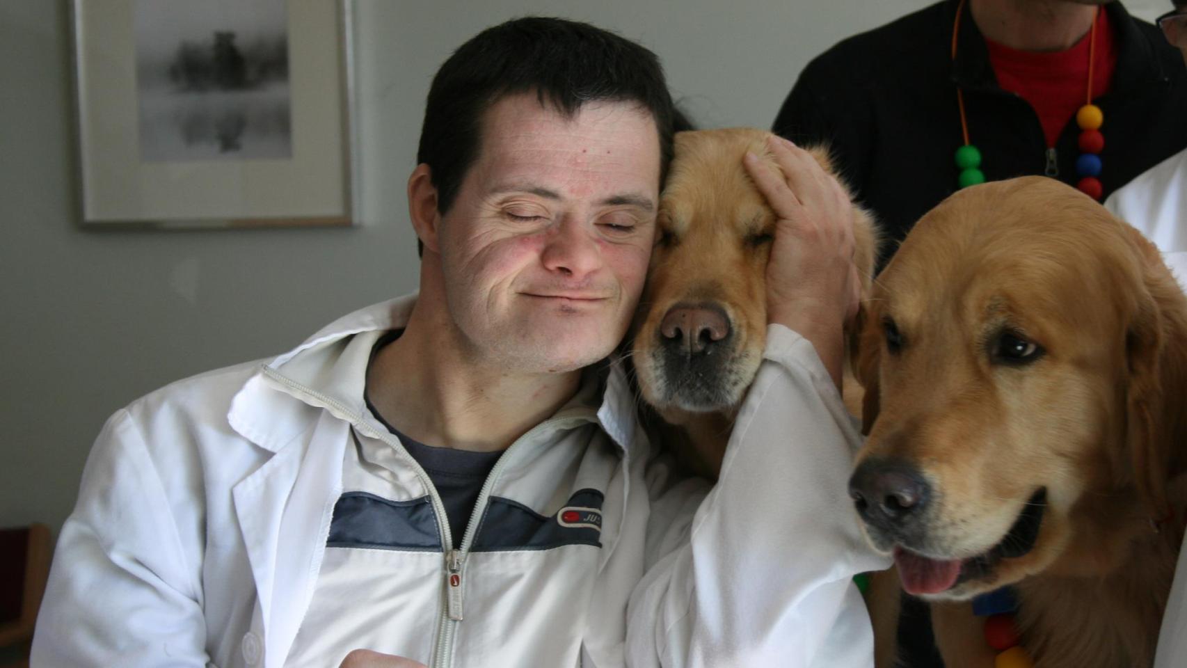 Óscar, uno de los pacientes, con perros de Yaracan.
