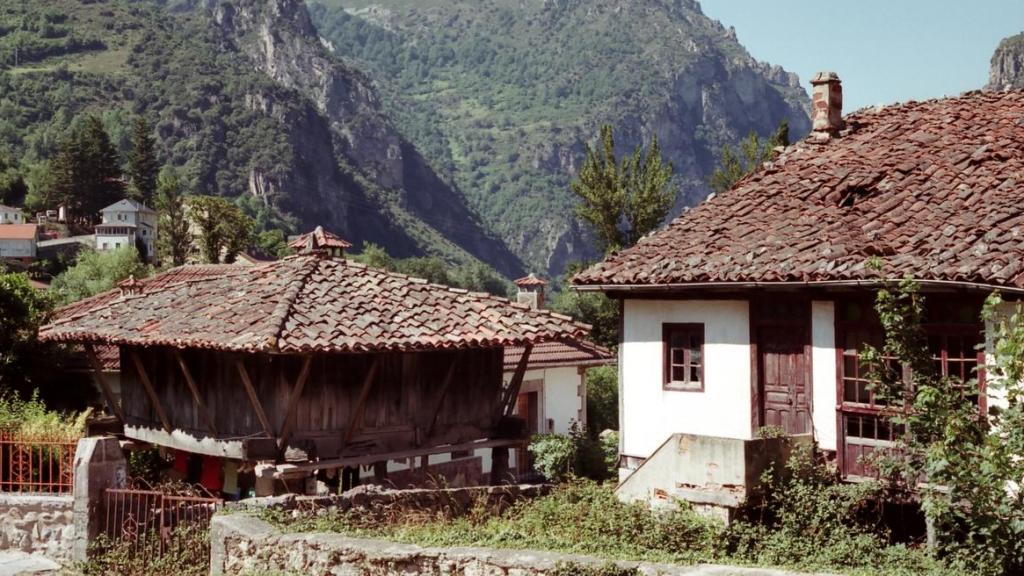 Uno de los pueblos en la montaña que pueden encontrarse en Asturias.