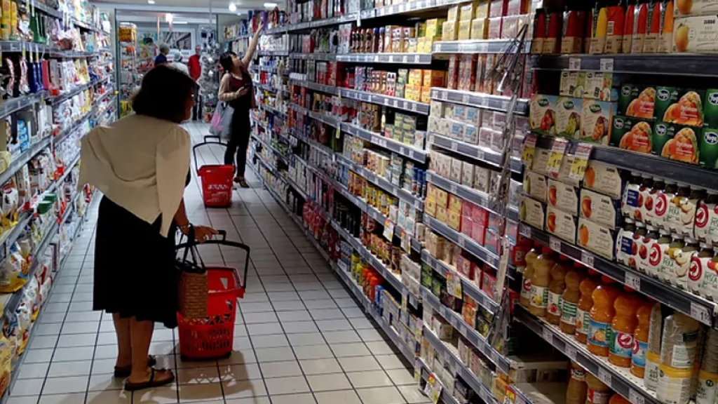 Varias personas comprando en un supermercado.