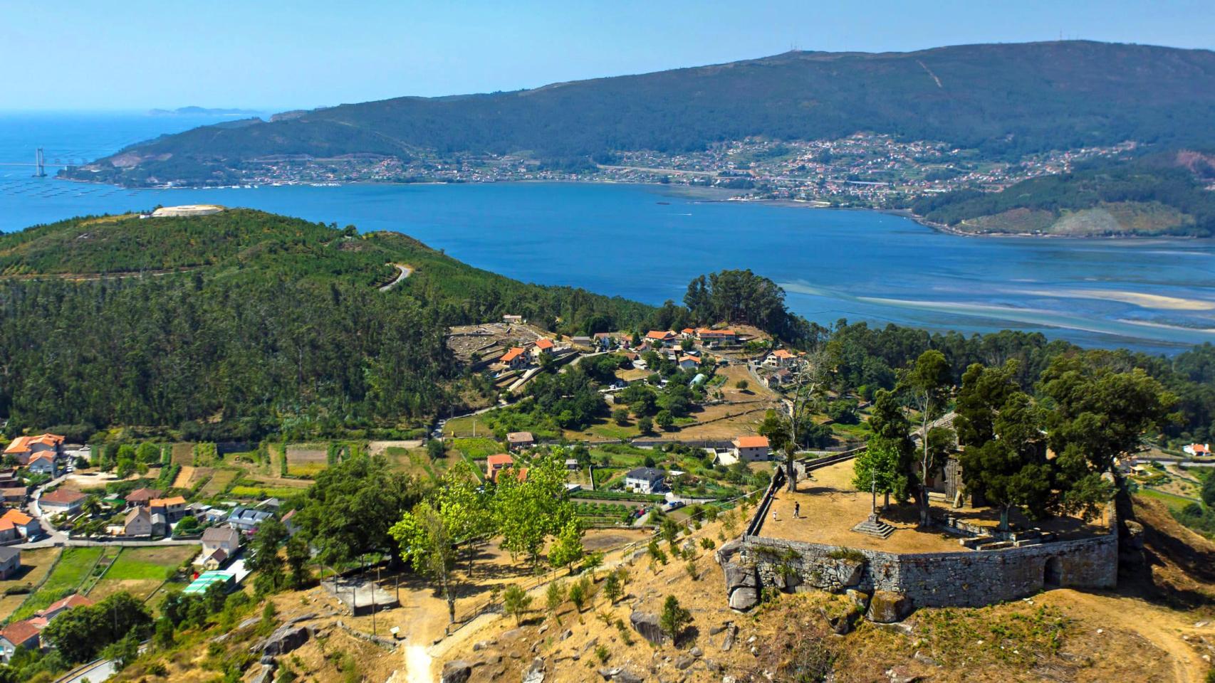 Vista panorámica del monte da Peneda y la ría de Vigo