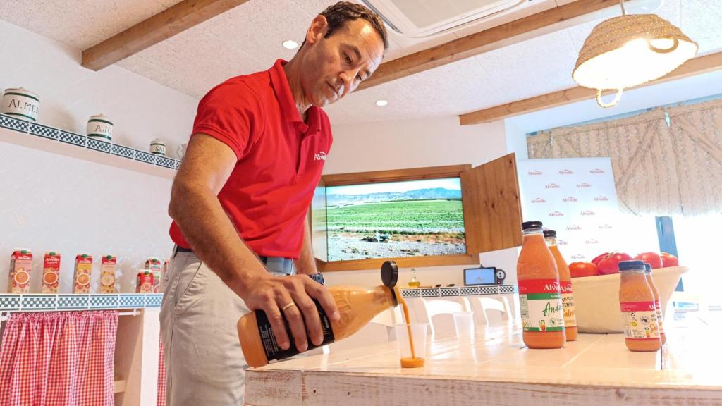 Gustazo Ramírez, director de la planta de Alvalle, sirve un 'Gazpacho Gourmet'.