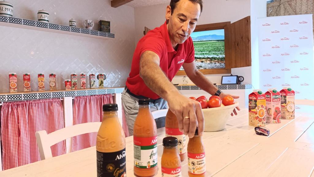 El director de la planta de Alvalle, Gustavo Ramírez, muestra algunas variedades del gazpacho que producen.