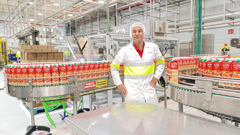 Gustavo Ramírez, director de la planta de Alvalle, muestra las instalaciones de la planta de Alcantarilla (Murcia).