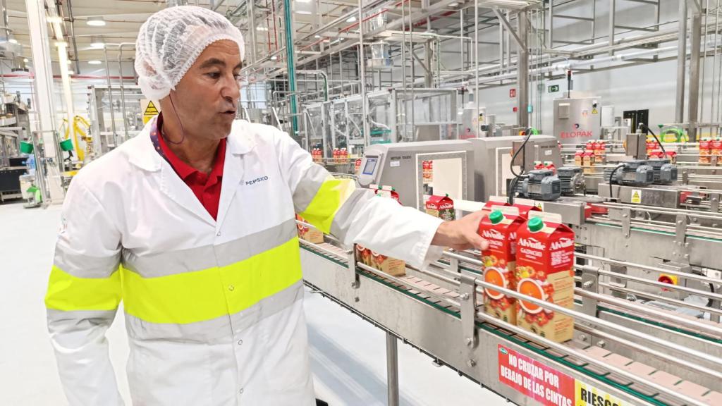 Gustavo Ramírez extrae un brick de gazpacho de la cadena de producción de la planta de Alvalle.