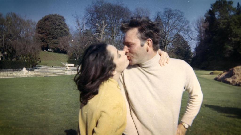 Elizabeth Taylor con Richard Burton, a quien conoció durante el rodaje de 'Cleopatra'. Foto: MAX