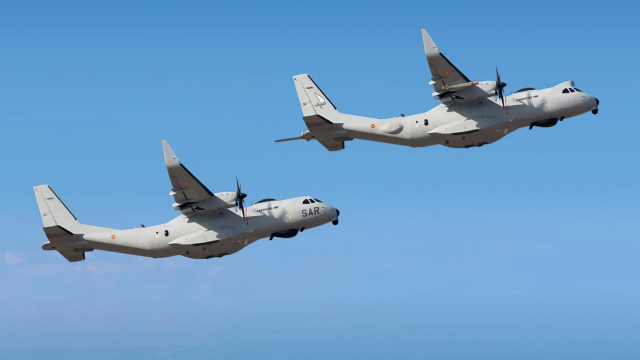 Avión C295 MPA liderando una formación junto con el C295 VIGMA