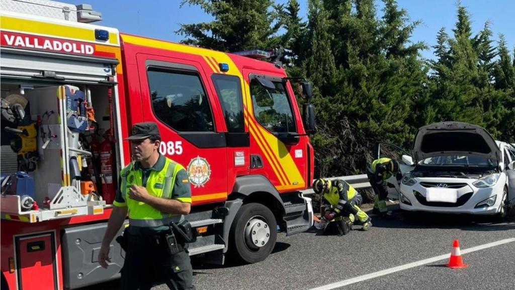 Guardia civil y bomberos durante su actuación