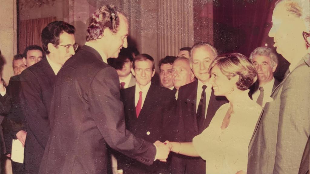 Carmen Algora, felicitada por Juan Carlos I. Cedida