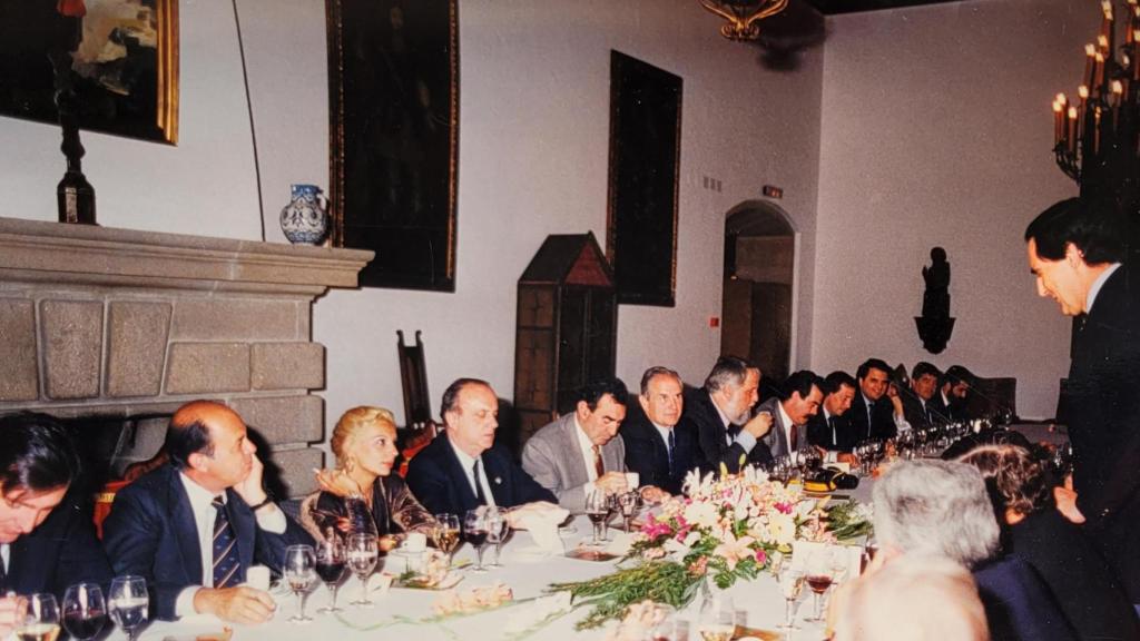 Carmen Algora, junto a Manuel Fraga y Alfredo Goyeneche. La única mujer en un mundo masculino. Cedida