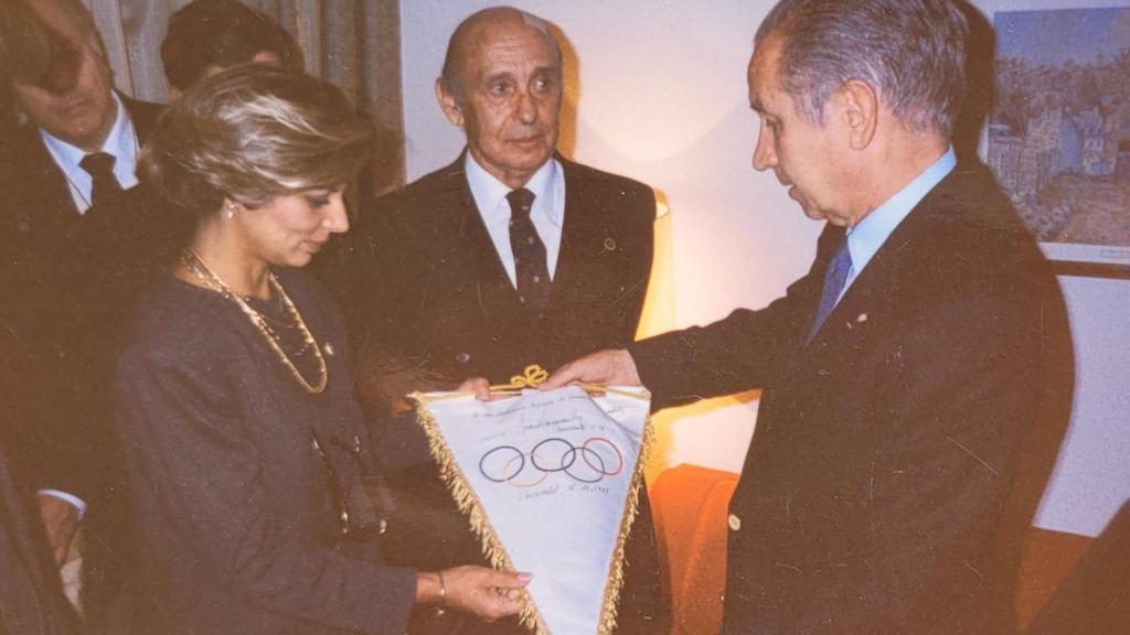 Carmen Algora con Juan Antonio Samaranch y Antonio González, del CD Montemar de Alicante. Cedida