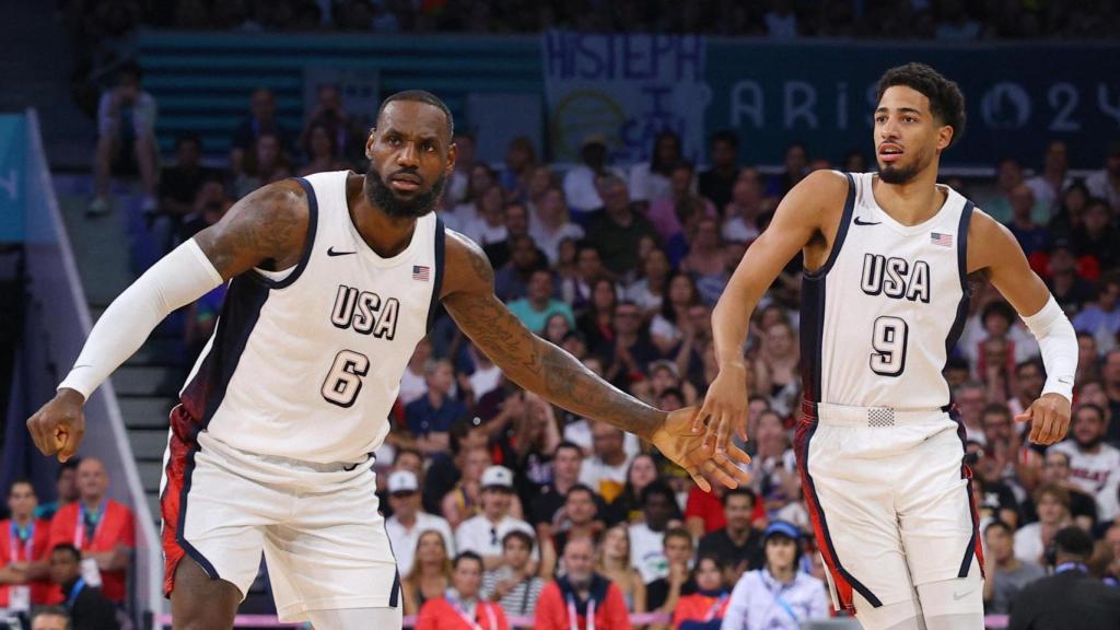 LeBron James y Tyrese Haliburton, durante un partido de EEUU en los JJOO