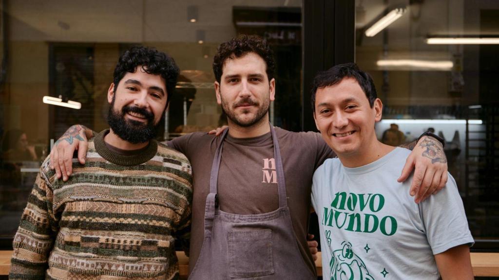 Los panaderos Guilherme Gleiser, Patricio Pons y Norman Flores.