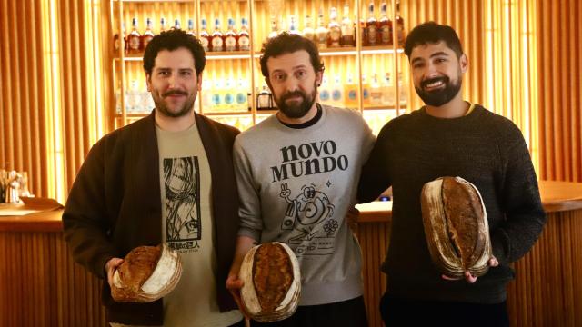 Los panaderos Guilherme Gleiser, Patricio Pons y Norman Flores.