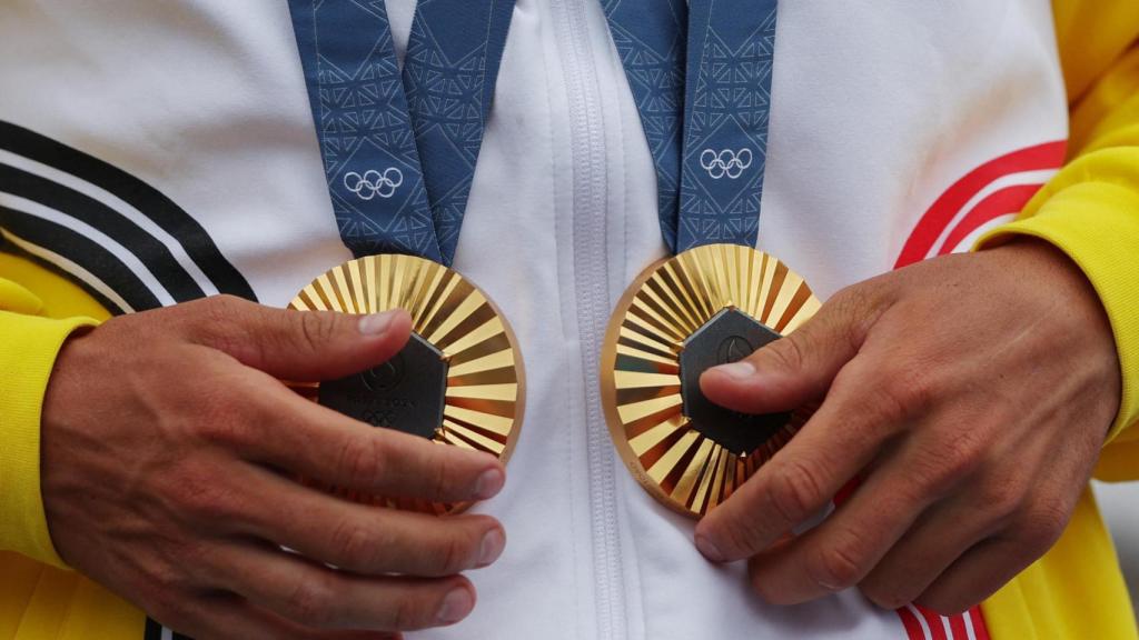 Las dos medallas de oro de Remco Evenepoel en París 2024.