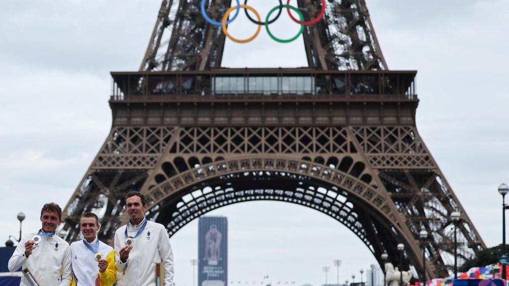 Remco Evenepoel, junto a Madouas y Laporte, con la Torre Eiffel al fondo.