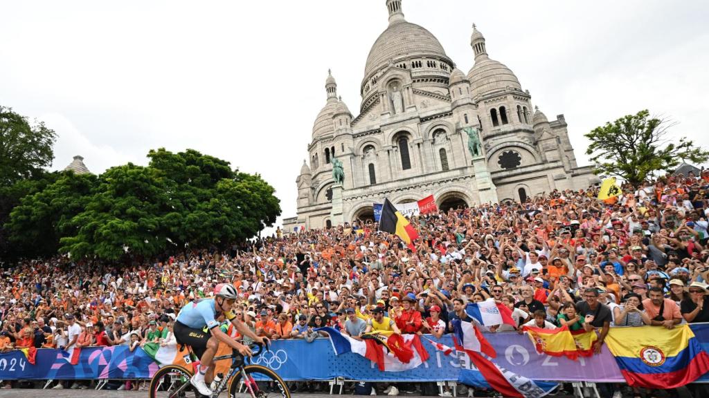 Remco Evenepoel, con la Basílica del Sacre-Coeur al fondo.