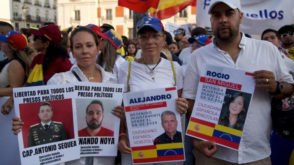 Verónica Noya (izquierda), junto a otros familiares de presos políticos venezolanos en la manifestación de Sol, este sábado 3 de agosto.