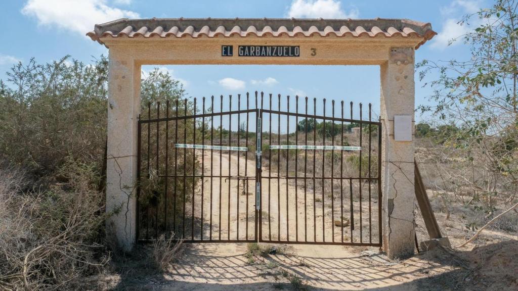 Vistas a la entrada de la residencia en la que esta madrugada una mujer noruega asesinó a su pareja según fuentes policiales.