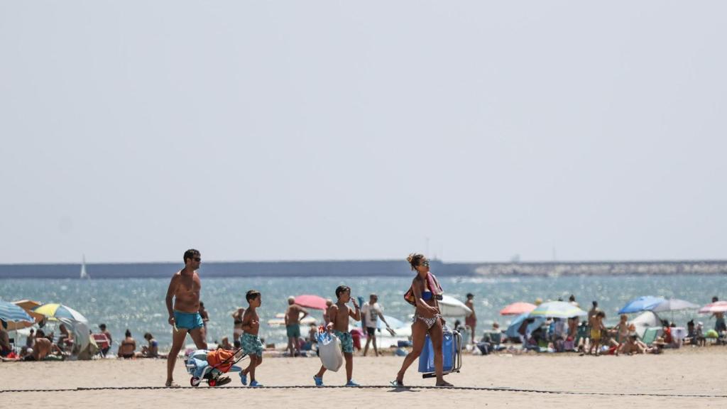 Primer fin de semana del mes de agosto y la playa de La Patacona en Alboraia (Valencia)