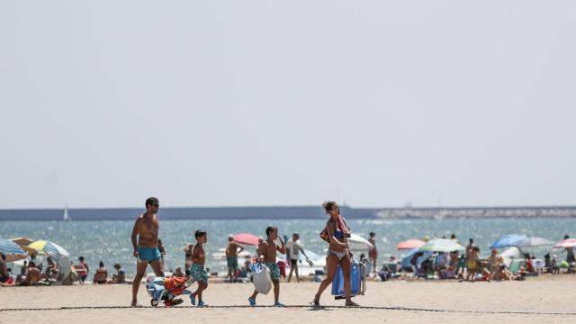 Primer fin de semana del mes de agosto y la playa de La Patacona en Alboraia (Valencia)