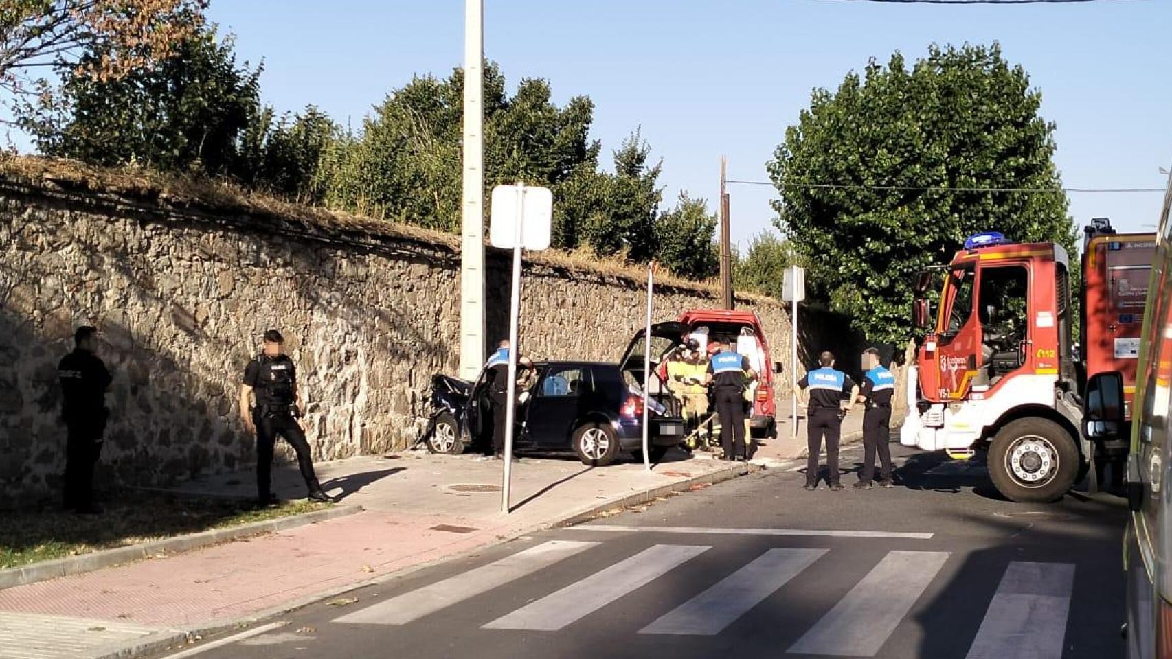 Así ha quedado el coche tras empotrarse contra el muro