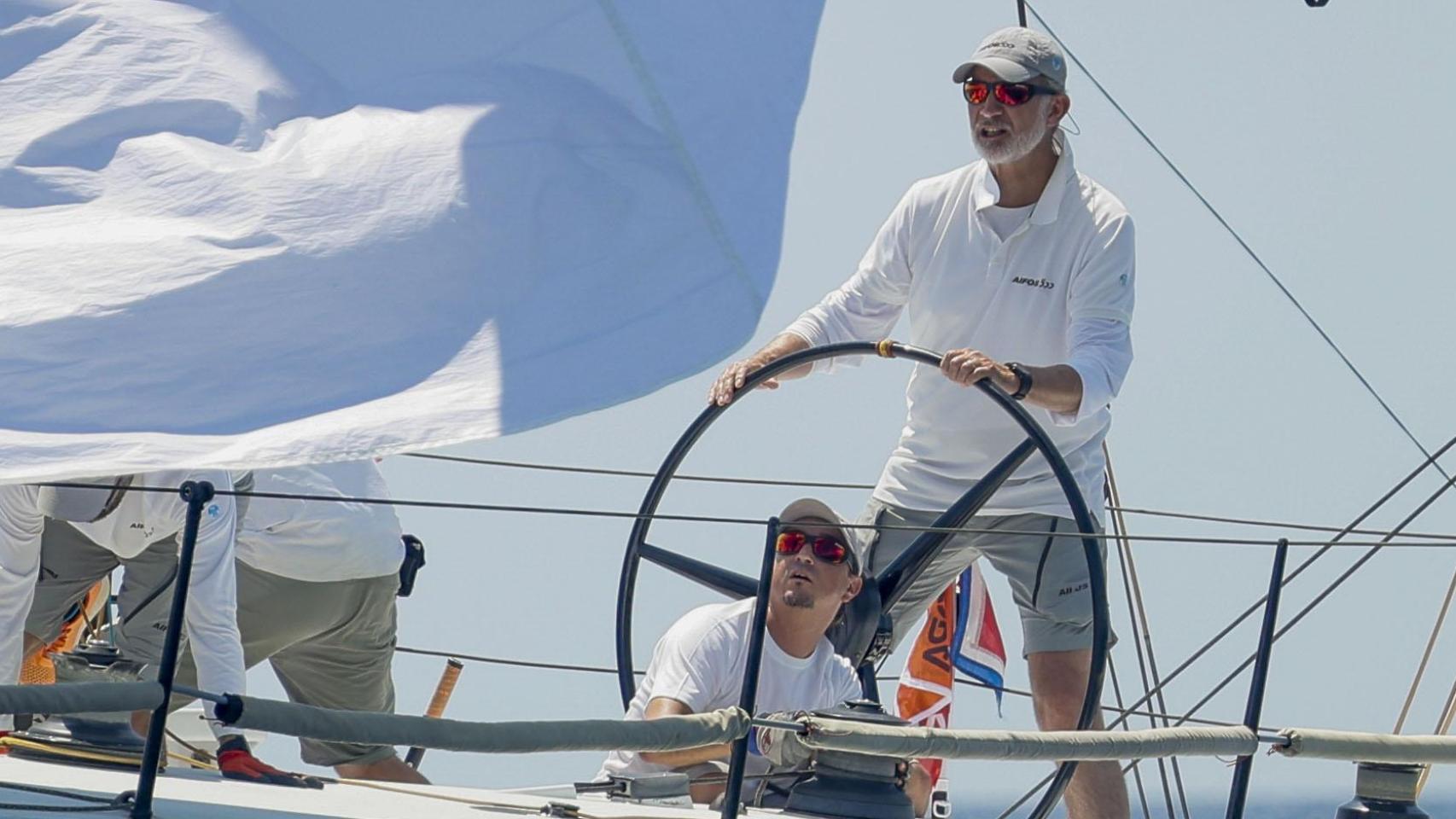 Felipe VI a bordo del 'Aifos' en Palma de Mallorca.